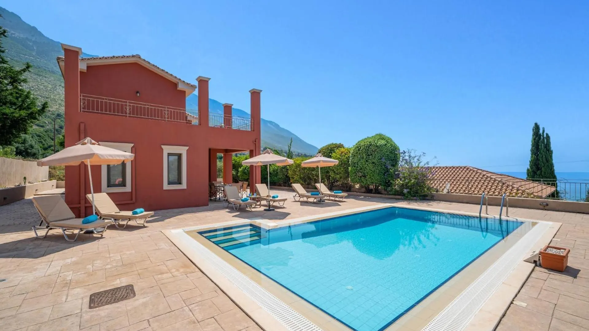 Villa Provenzo By Villa Plus Lourdata